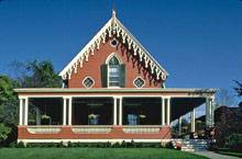 двухэтажный дом с большой террасой - симметрия в архитектуре